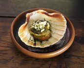 Closeup view of Indian spiced scallop on shell — Stock Photo