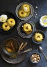 Torta sciroppo di miele di zafferano — Foto stock