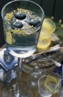 Vista ravvicinata di candele galleggianti in un bicchiere di gambo — Foto stock