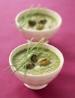 Охолоджений оливковий і трав'яний суп — стокове фото