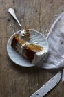 Tranche de gâteau orange humide — Photo de stock