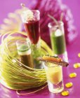 Festliche verrine Delikatessen über lila Oberfläche — Stockfoto