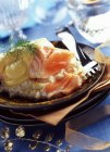 Паровий лосось у шампанському сабайоні — стокове фото