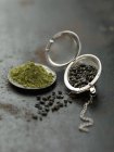 Зелений чай в листі — стокове фото