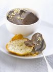 Chocolate negro y ganache de jengibre - foto de stock