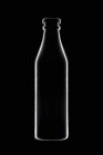 Primo piano vista della forma della bottiglia su sfondo nero — Foto stock