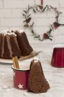 Bundt gâteau et tasse de chocolat chaud — Photo de stock