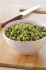 Bowl of fresh raw peas — Stock Photo