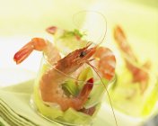 Salada de camarão em vidro — Fotografia de Stock
