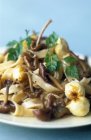 Tagliatelle pasta with mushrooms and hazelnuts — Stock Photo