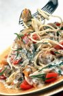 Pasta de espaguetis con verduras y salsa cremosa - foto de stock