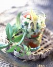 Салат з огірків у склянці — стокове фото
