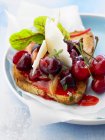 Käse und Mesclun auf Toast — Stockfoto