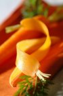 Закрытие полосок моркови на размытом фоне — стоковое фото