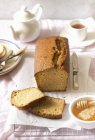 Нарезанный медовый хлеб — стоковое фото