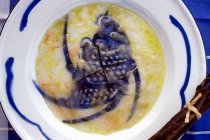 Carpaccio di John Dory con vaniglia e olio d'oliva di Cucuron su piatto bianco — Foto stock