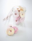 Galletas acristaladas estilo donut - foto de stock