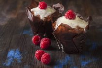 Черничные кексы и свежие ягоды — стоковое фото