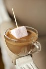 Dripping marshmallow in cup — Stock Photo