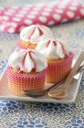 Cupcakes de morango em prato — Fotografia de Stock