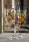 Cocktails au vin dans des verres — Photo de stock