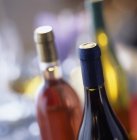 Bouteilles de vin avec bouchons — Photo de stock