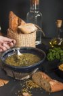 Овощной суп с травами — стоковое фото