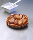 Tarta de manzana pequeña - foto de stock