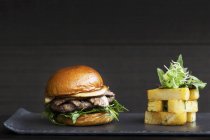 Burger mit Speckfois Gras und Salat — Stockfoto