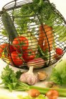 Panier de légumes frais sur surface blanche — Photo de stock