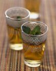 Thé à la menthe dans des verres — Photo de stock