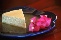 Tarta de queso con coulis de piña - foto de stock