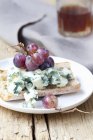 Tartina con Roquefort e uva — Foto stock