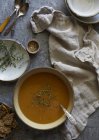 Тыквенный суп с травами — стоковое фото