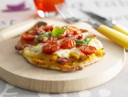 Kürbis mit Tomate und Mozzarella-Pizza — Stockfoto