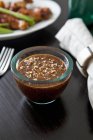 Vista da vicino del condimento di peperoncino tailandese in una ciotola di vetro — Foto stock