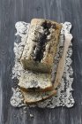 Gâteau aux graines de pavot sur serviette — Photo de stock