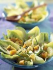 Салат из цикория с манго — стоковое фото