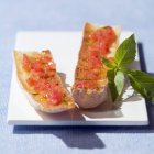 Tomaten und Knoblauch auf Teller — Stockfoto