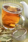 Xícara de chá com coador — Fotografia de Stock