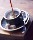 Despejando café em xícara — Fotografia de Stock