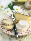 Plateau de fromage et couteau — Photo de stock