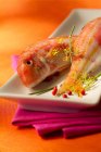 Peixes de tainha vermelha na travessa — Fotografia de Stock