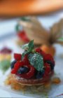Мини летний пудинг с ягодами — стоковое фото