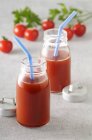 Bouteilles de jus de tomate — Photo de stock