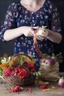 Nahaufnahme ausgeschnittene Ansicht einer Frau beim Apfelschälen — Stockfoto