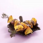 Утка Магрет с персиками — стоковое фото