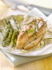 Petto di pollo arrosto e asparagi verdi — Foto stock