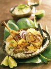 Huhn mit Ananas auf Teller — Stockfoto