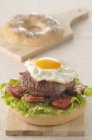 Hambúrguer com ovo frito e Chouriço — Fotografia de Stock
